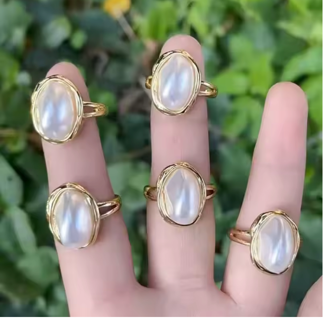 02954740 Anillo con parla de agua fresca en oro laminado 18k (3 Capas)