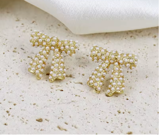 05546228 Conjunto lazos acentuados con perlas en oro laminado 18k (3 Capas)