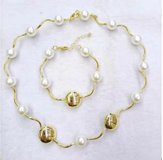 06174196 Conjunto de collar y pulsera de perlas en oro laminado 18k (3 Capas)