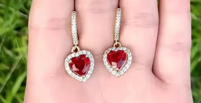 10114292 Aretes de corazón con ribete de brillantes en oro laminado 18k (3 Capas)