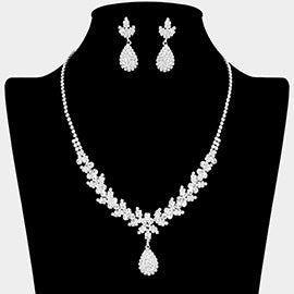 Conjunto de collar y aretes adornado con piedras marquesas y brillantes de imitación
