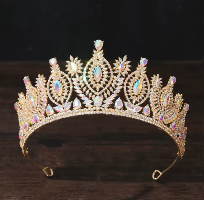 Tiara con piedras multiples y ribete de brillantes de imitación