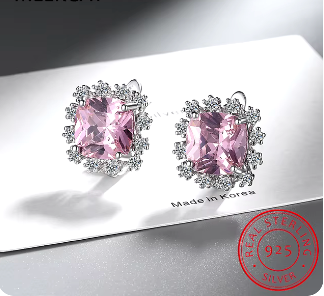 Aretes con piedra cuadrada y ribete de brillantes oro laminado blanco 18k