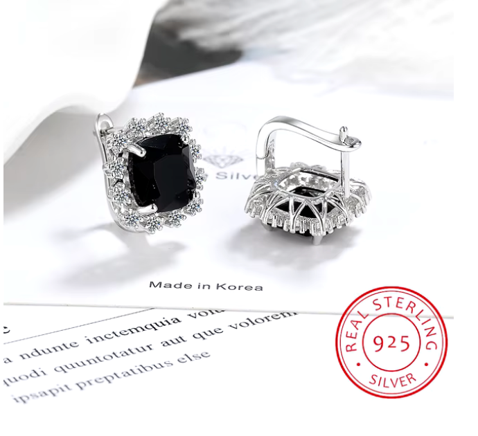 Aretes con piedra cuadrada y ribete de brillantes oro laminado blanco 18k