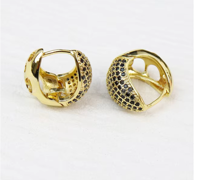Aretes huggies con brillantes de imitación en oro laminado 18k (3 Capas)