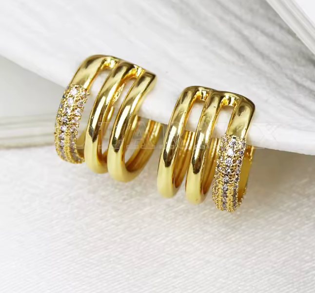 33497332 Aretes Cuff triple adornado con ciconitas cubicas en oro laminado 18k (3 Capas)