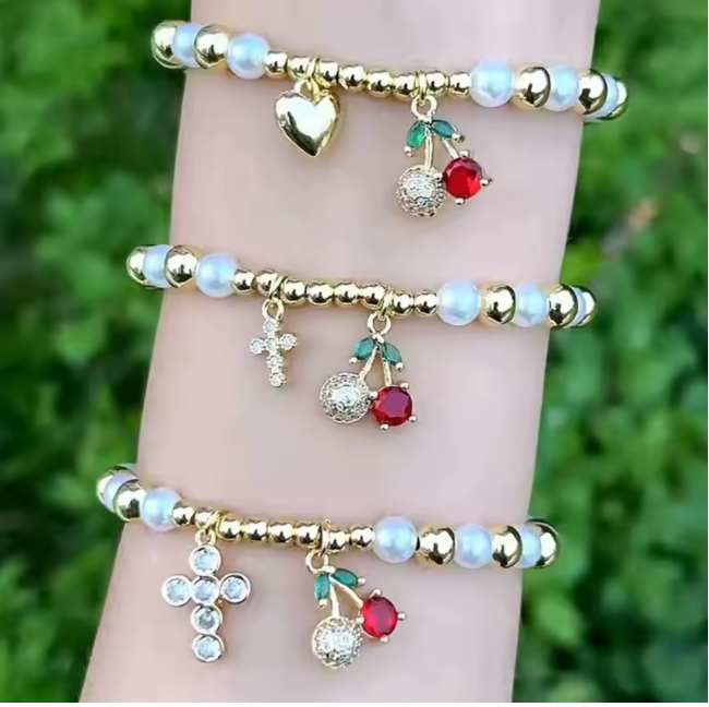 38285812 Pulsera ajustable de cerezas con esferas en oro laminado 18k (3 Capas)