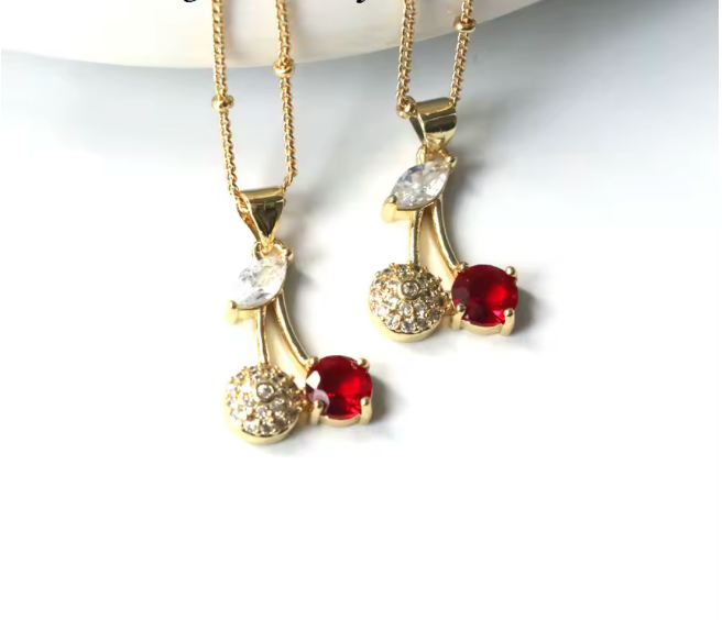 87092724 Conjunto con dije de cerezas en cristal con brillantes en oro laminado 18k (3 Capas)