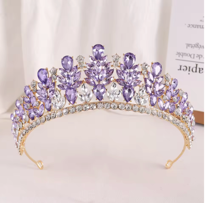 Tiara con piedras lagrimas y marquesas con ribete de brillantes de imitación