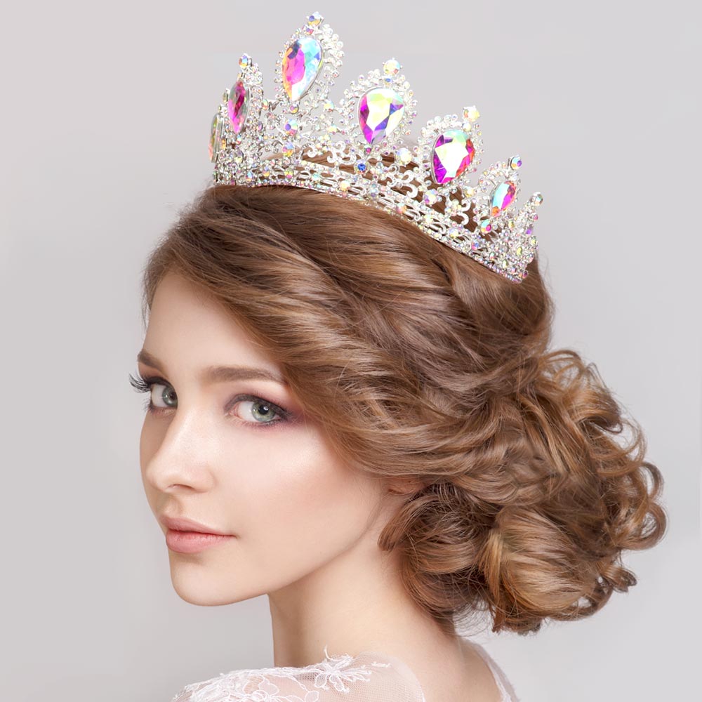 Tiara de reina acentuada con brillantes y piedras en forma de lágrima