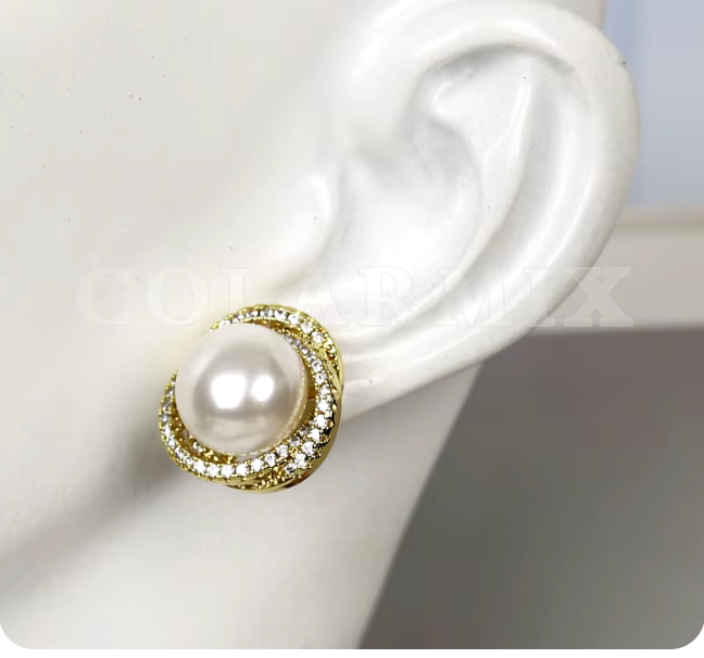 56463092 Aretes con perla y ribete de brillantes de imitación en oro laminado 18k (3 Capas)