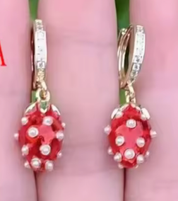 53390324 Conjunto con dije de fresas con relieve en oro laminado 18k (3 Capas)