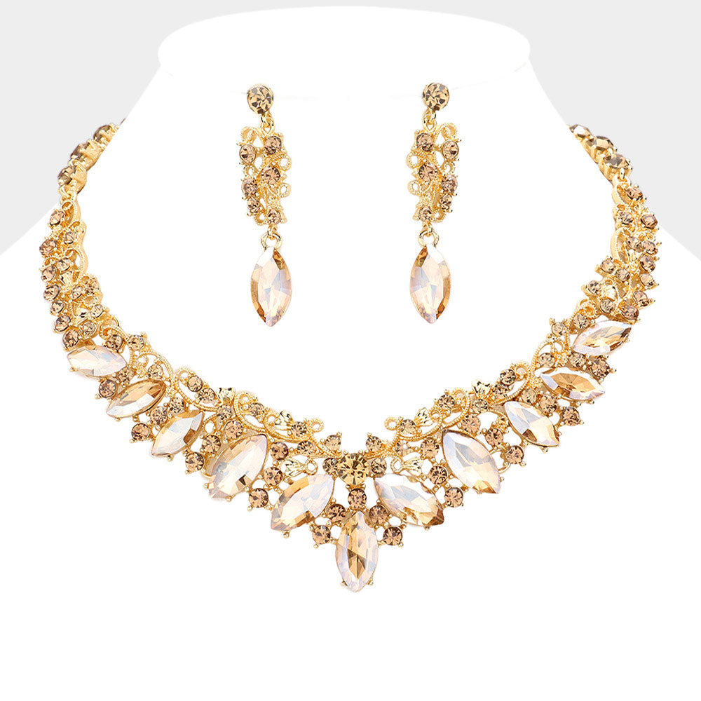 Conjunto de collar y aretes con detalles en piedras marquesas