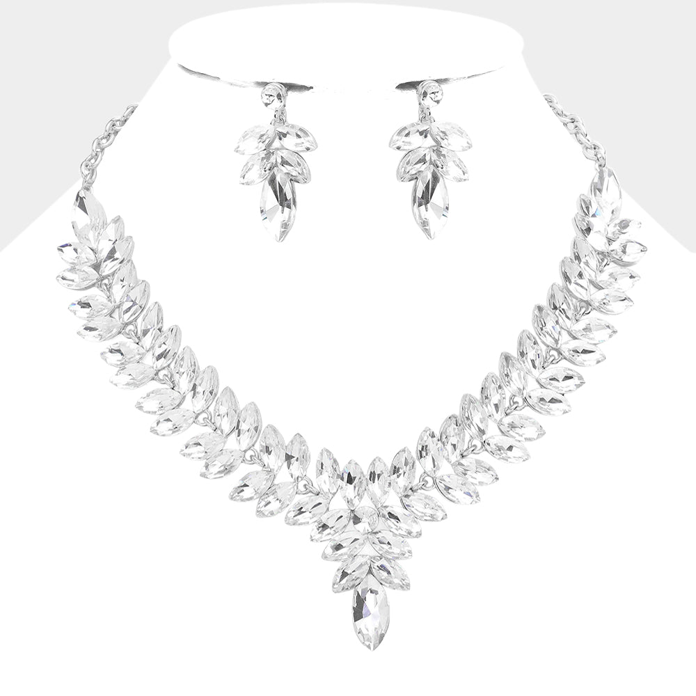 Conjunto de collar y aretes con detalles en piedras marquesas