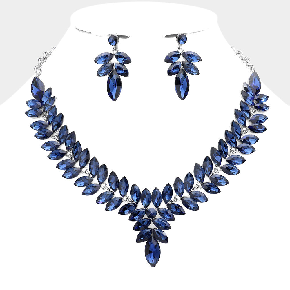 Conjunto de collar y aretes con detalles en piedras marquesas