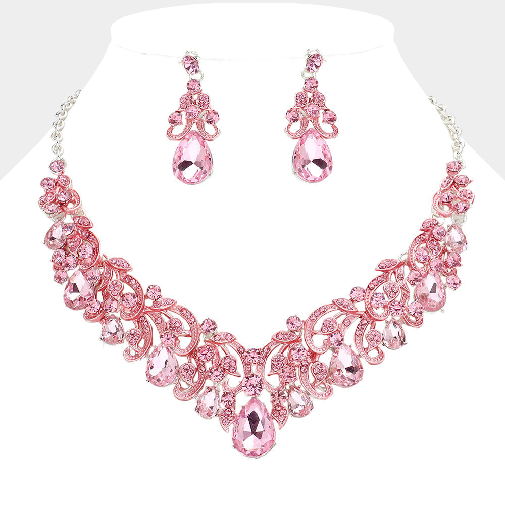 Conjunto de collar y aretes con detalles en piedras lagrimas y pave de brillantes