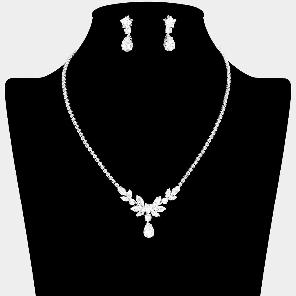 Conjunto de collar y aretes adornado con piedras lagrimas y brillantes