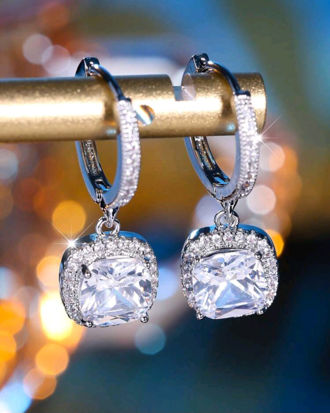 Aretes de noche con piedra cuadrada y cierre francés