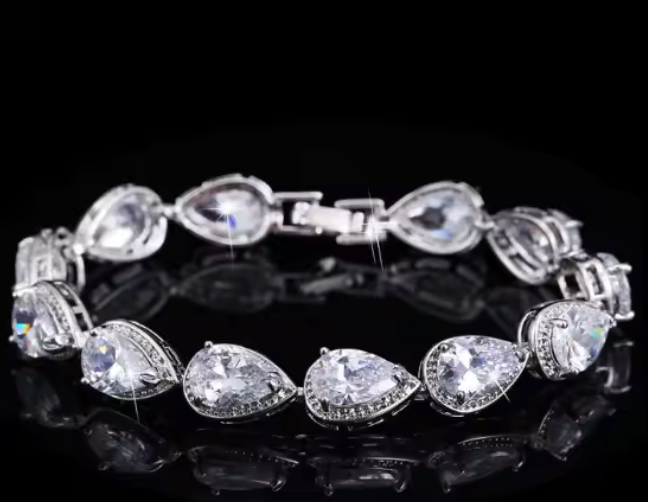 Pulsera con piedras lagrimas con ribete de circonita cubica 5A (CZ)