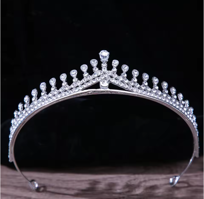 Tiara con piedras lagrimas y redondas de cristal