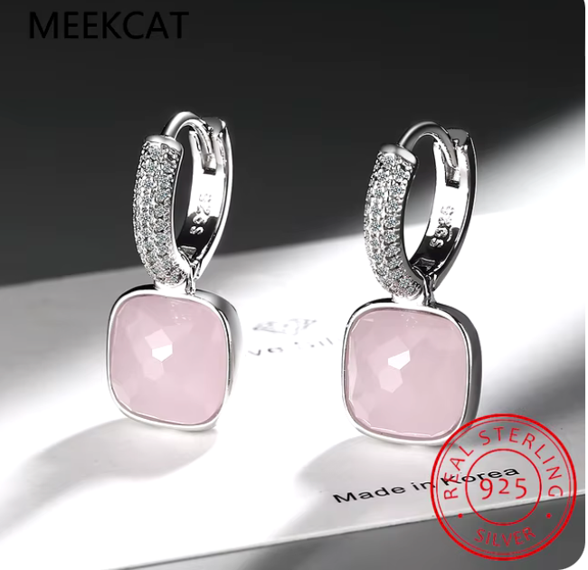 Aretes Huggies con piedra cuadrada colgante en oro laminado 18k