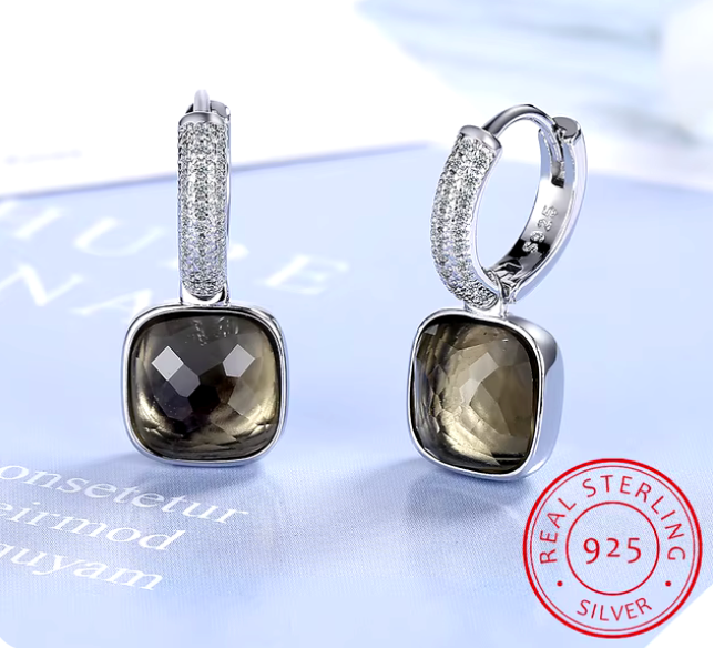 Aretes Huggies con piedra cuadrada colgante en oro laminado 18k