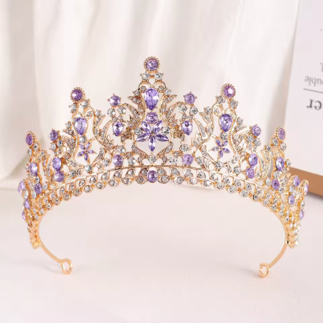 Tiara con piedras multiples y ribete de brillantes de imitación