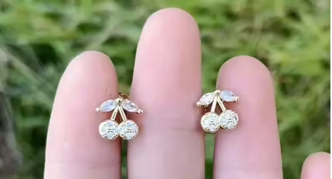 94721268 Aretes de cerezas con pavé de brillantes en oro laminado 18k (3 Capas)