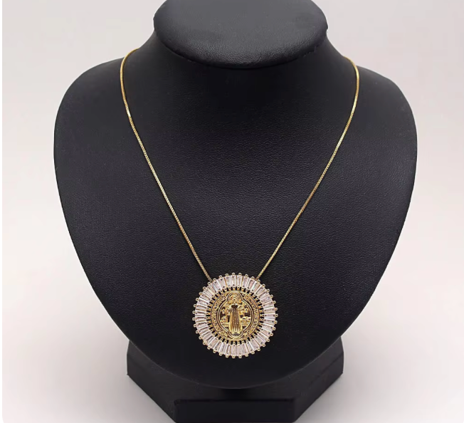 53717748 Cadena y dije de Jesus circular acentuados con piedras baguettes