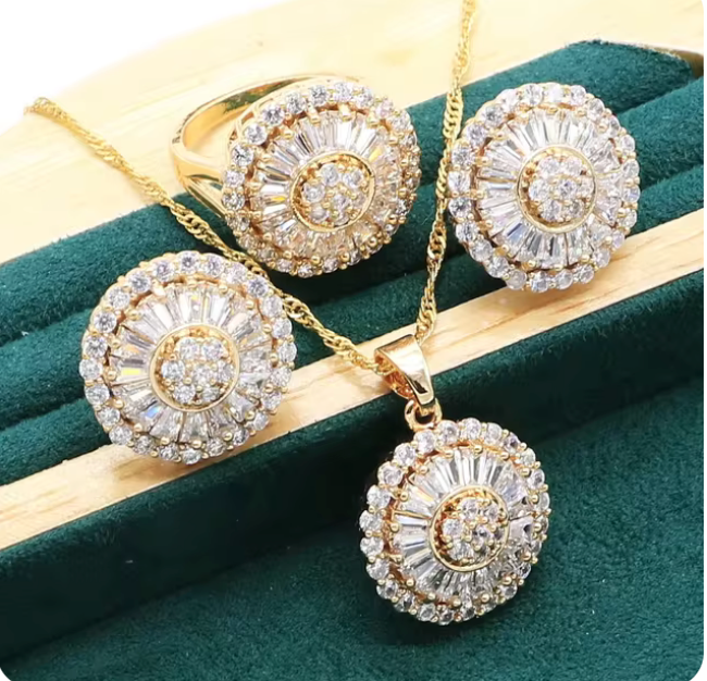 Set de cadena, dije y aretes acentuado con piedras baguettes y brillantes de imitación