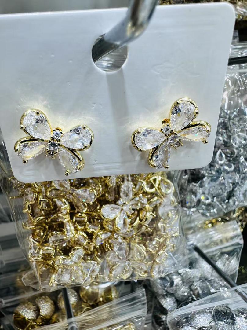 46216436 Aretes de mariposas con piedra cz en oro laminado 18k (3 Capas)