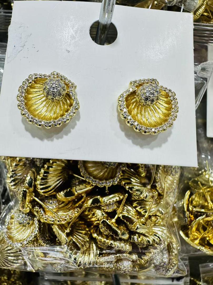 89011444 Aretes de concha y perla de cz en oro laminado 18k (3 Capas)
