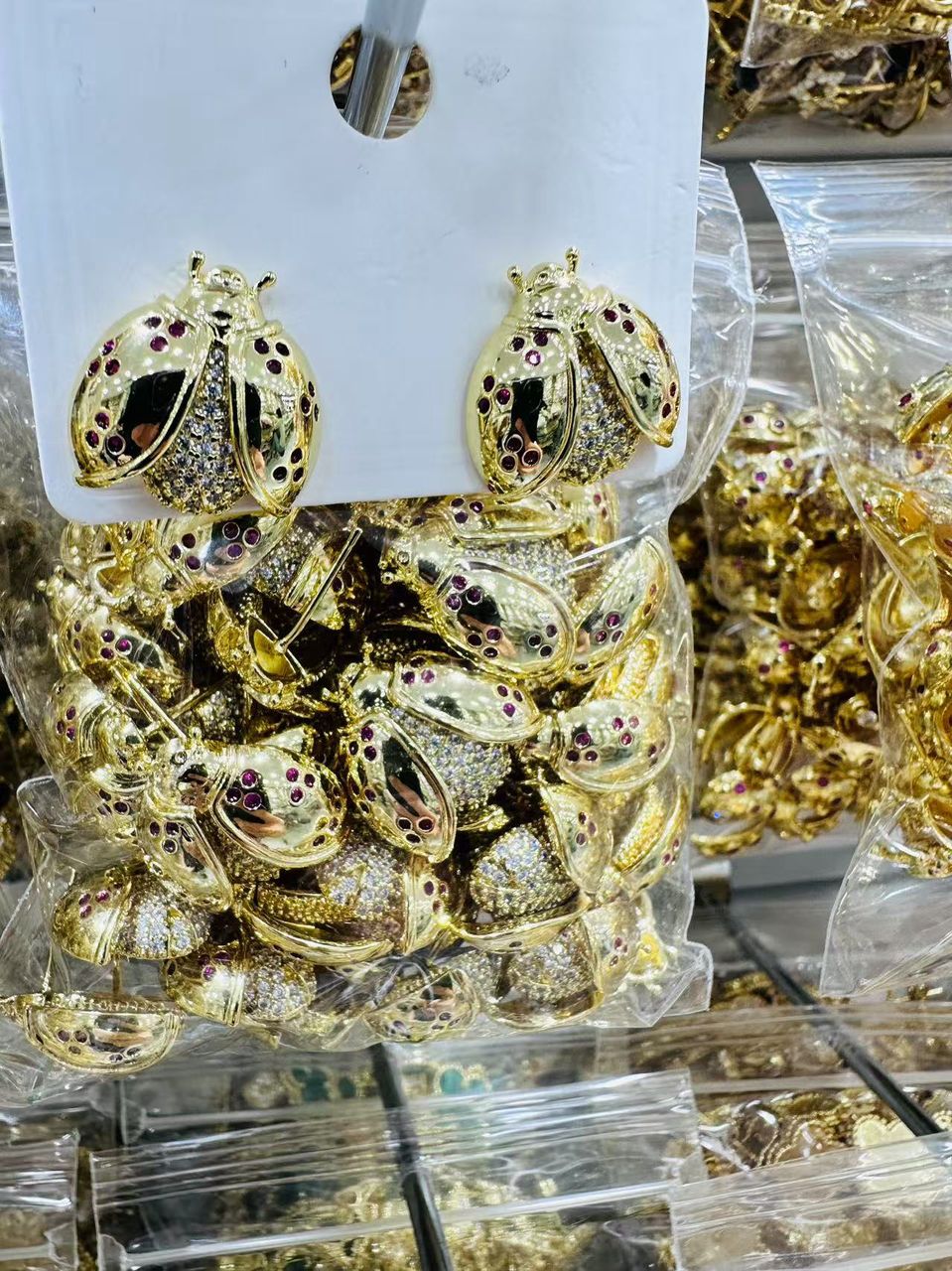 39881204 Aretes Mariquitas con cz en oro laminado 18k (3 Capas)