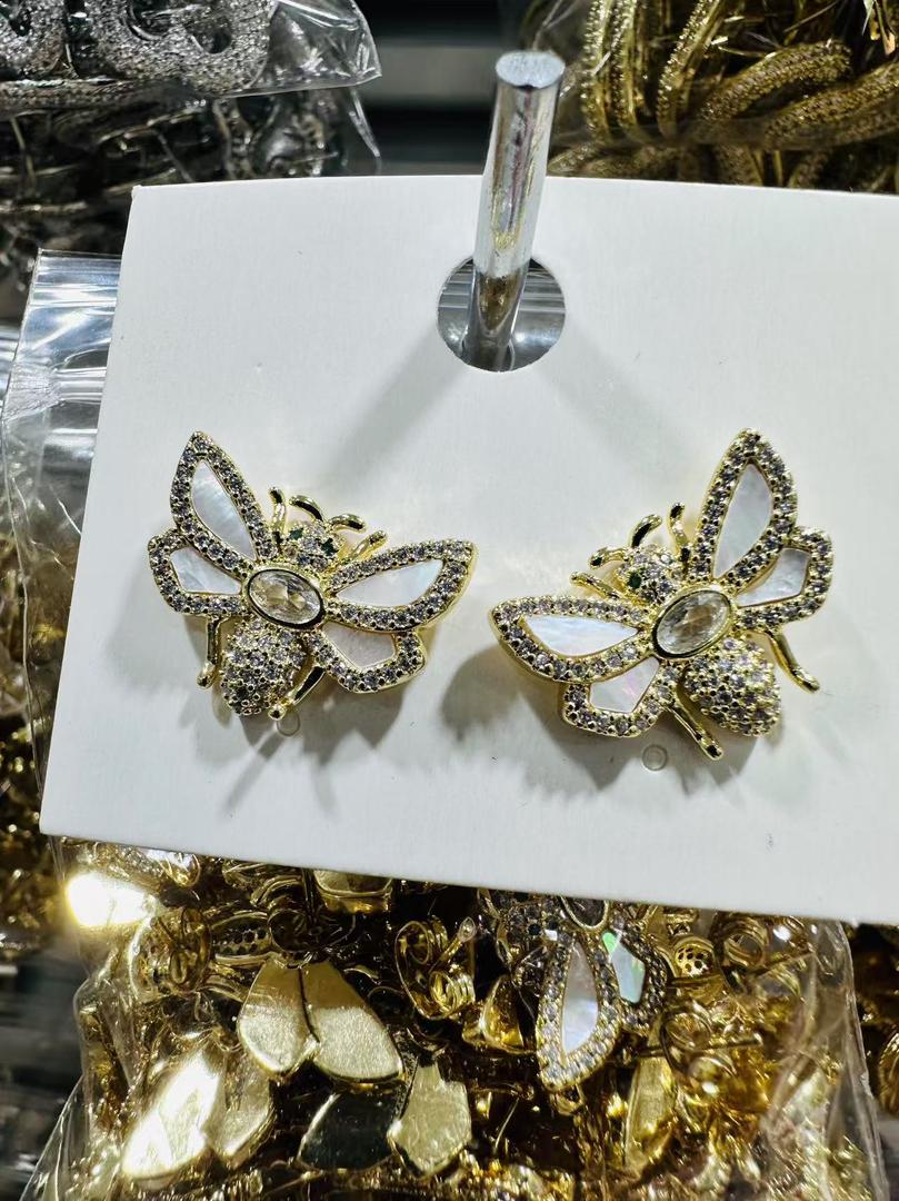 61250804 Aretes abeja con CZ en oro laminado 18k (3 Capas)