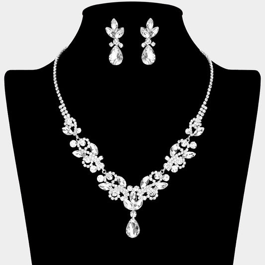 Conjunto de collar y aretes adornado con piedras marquesas y brillantes de imitación