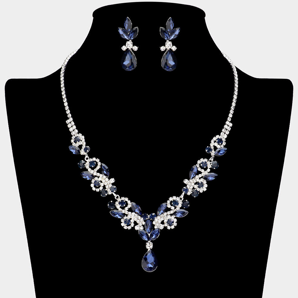 Conjunto de collar y aretes adornado con piedras marquesas y brillantes de imitación