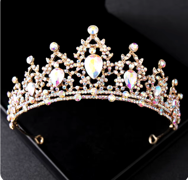 Tiara adornada con piedras lagrimas y ribete de brillantes