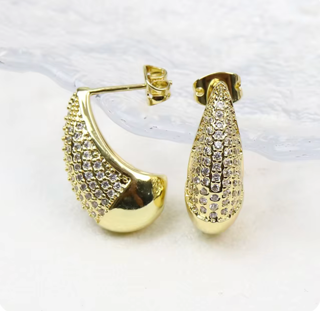 08319988 Aretes con brillantes en oro laminado 18k (3 Capas)