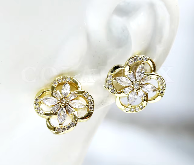 09695732 Aretes de flor con piedras multiples en oro laminado 18k (3 Capas)