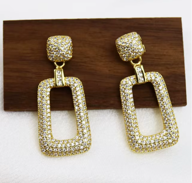 11000052 Aretes colgantes con circonita cubica CZ en oro laminado 18k (3capas)