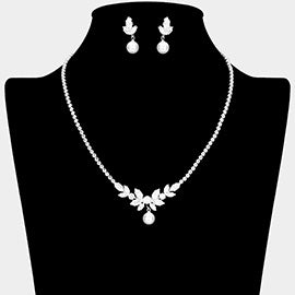 13430004 Conjunto de collar y aretes adornado con perla y brillantes