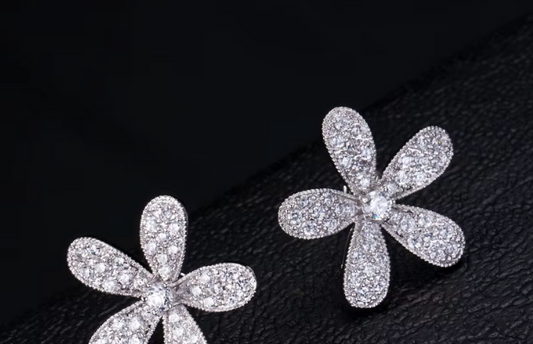 Aretes en forma de flor de 5 petalos con pave de Circonita cubica AAAAA (CZ)