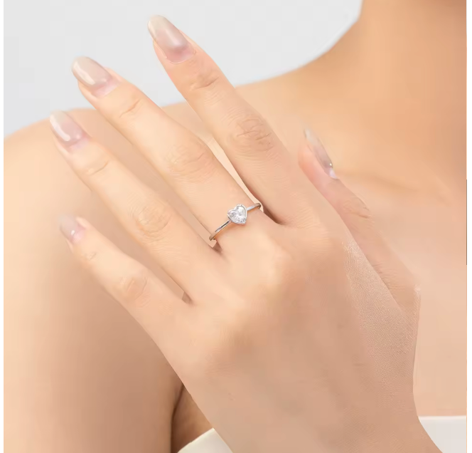 Anillo con piedra en forma de corazón en plata S925