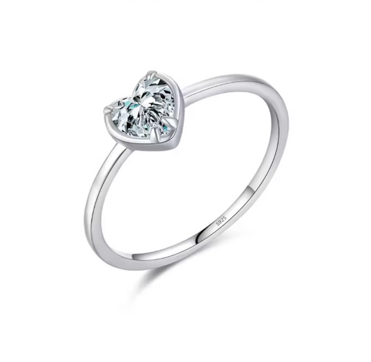 Anillo con piedra en forma de corazón en plata S925