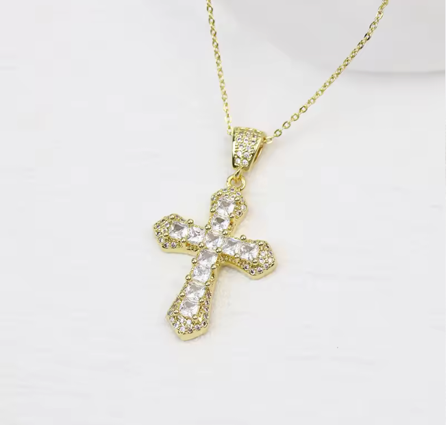 Cadena y dije de cruz con pave de brillantes en oro laminado 18k (3 capas)