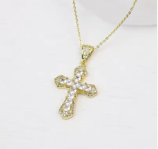 Cadena y dije de cruz con pave de brillantes en oro laminado 18k (3 capas)