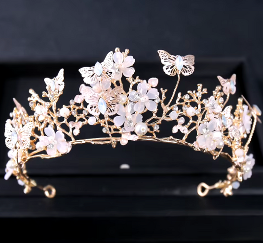 Tiara adornada con Mariposas y flores acentuada con piedras marquesas