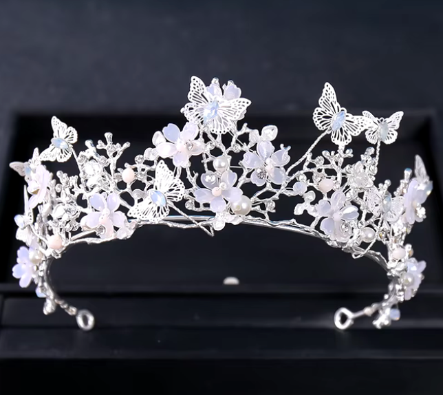 Tiara adornada con Mariposas y flores acentuada con piedras marquesas