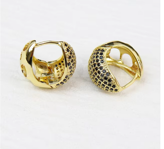 Aretes huggies con brillantes de imitación  en oro laminado 18k (3 Capas)