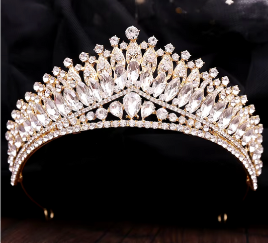 Tiara adornada con piedras multiples y ribete de brillantes